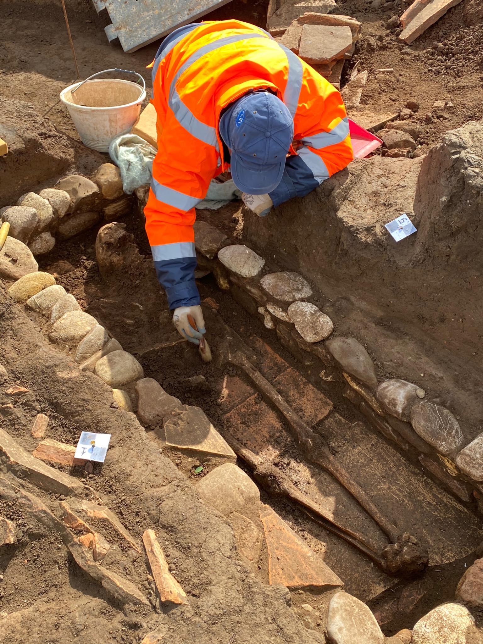 Operatore durante le attività di scavo archeologico