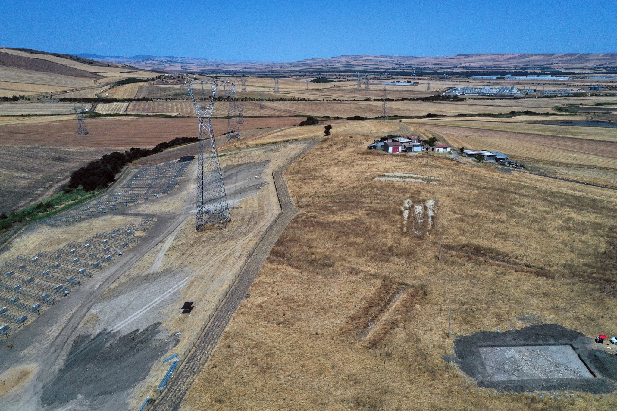 Vista aerea del territorio con area di scavo archeologico