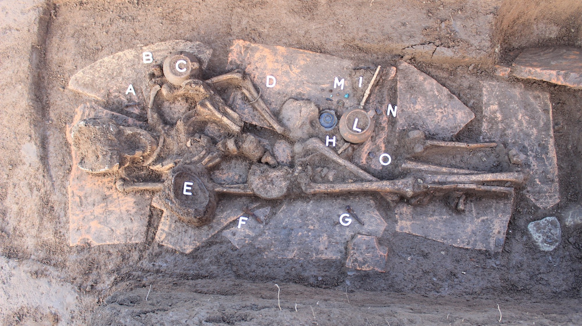 Sepoltura archeologica con corredo documentata durante lo scavo