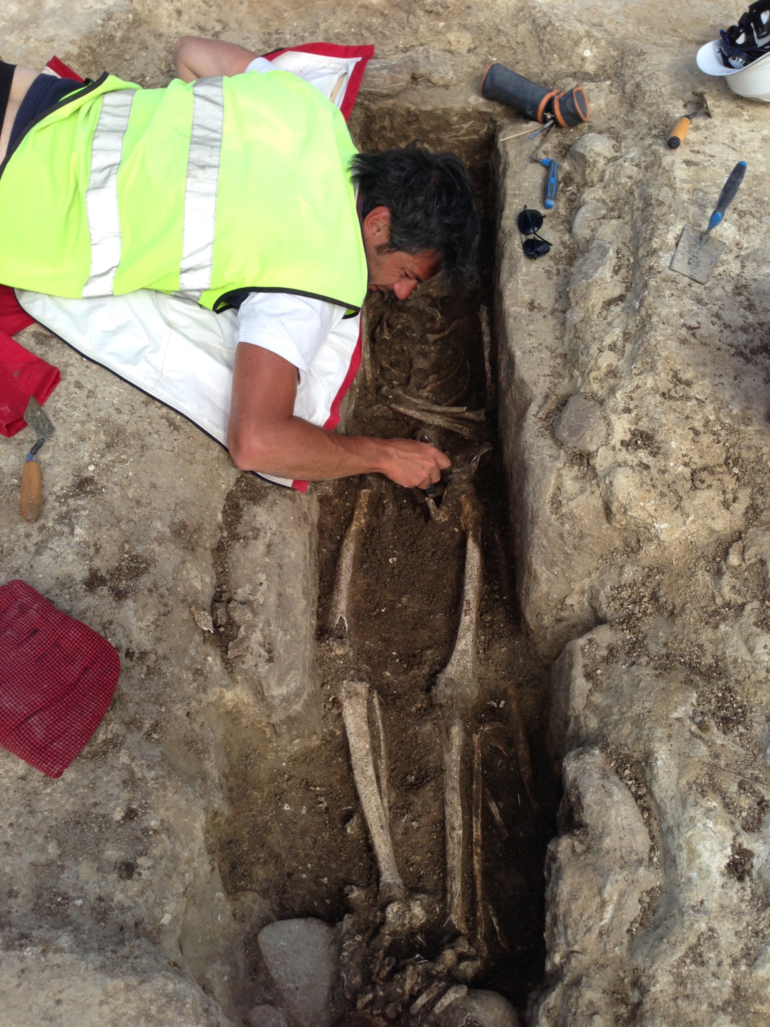 Documentazione archeologica di una sepoltura durante lo scavo